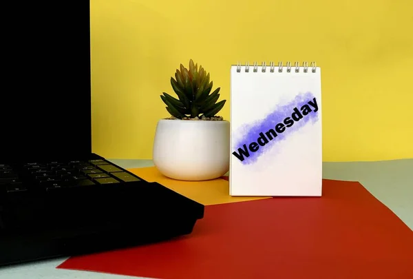 Τετάρτη Ένα Λευκό Σημειωματάριο Δίπλα Ένα Γλάστρα Λουλούδι Φορητό Υπολογιστή — Φωτογραφία Αρχείου
