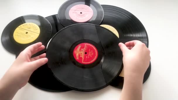 Velho Recorde Vinil Soviético Quebrou Mãos Alguém Muitos Discos Vinil — Vídeo de Stock