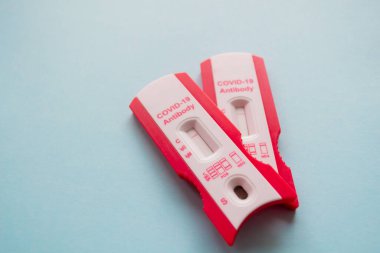 İki negatif Covid-19 testinin yakın çekimi. Mavi arkaplan.