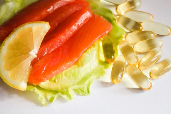 Omega Cápsulas Aceite Pescado Píldoras Filete Salmón Rebanada Con Limón —  Fotos de Stock