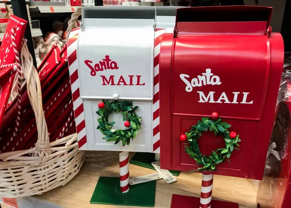 Санта Мэйл Красно Белые Почтовые Ящики Зелеными Венками Писем Санта — стоковое фото