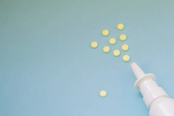Weißes Nasenspray Mit Gelben Tabletten Form Von Spray Auf Hellblauem — Stockfoto