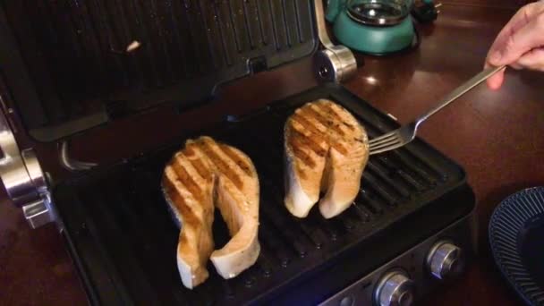 Parrilla Portátil Para Hogar Cocina Con Trozos Salmón Que Fríe — Vídeo de stock