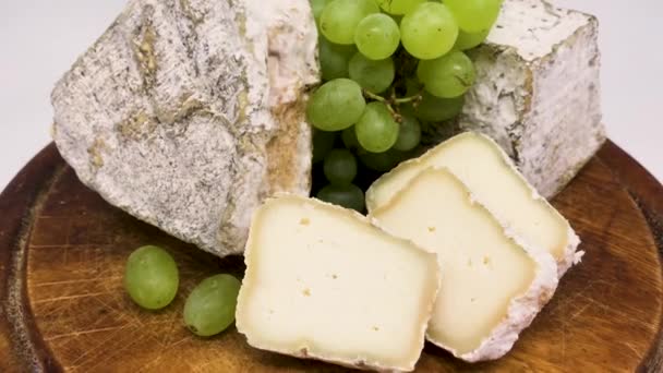 Plate Assorted Mouldy Goat Milk Cheeses Wooden Board Green Grapes — Stock Video