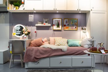 Moskova, Rusya, Ekim 2020: IKEA mağazasında Showroom. Beyaz mobilya, gardırop, yatak, duvarlarda resimler..