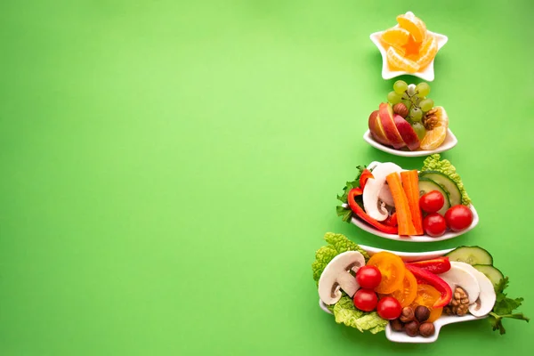 Placa Forma Árbol Navidad Con Verduras Frutas Setas Berenjenas Fondo — Foto de Stock