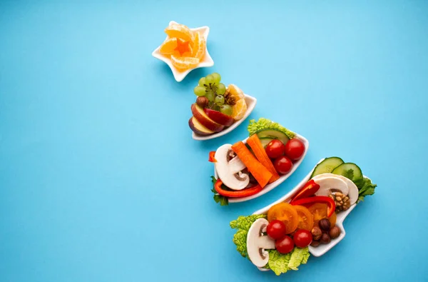 用圣诞树 蘑菇和浆果制成的盘子 蓝色背景 素食的概念是指节日期间的食物 复制空间 — 图库照片