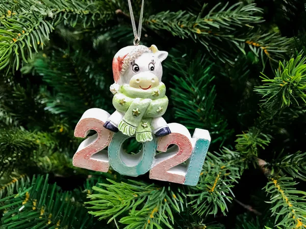 Figura Carina Mucca Bianca Felice Con Numeri 2021 Sull Albero — Foto Stock