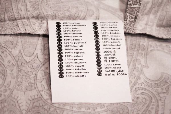 Λευκό Ετικέτα Πλυντήριο Πινακίδα Βαμβάκι Γλώσσες Στο Κρεβάτι Λινό — Φωτογραφία Αρχείου