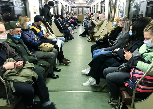 Moskova, Rusya, Ekim 2020: Bir metro vagonunda koruyucu maskeli yolcular. Bir salgın sırasında şehrin kuralları..