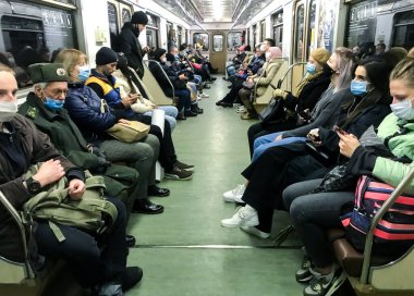 Moskova, Rusya, Ekim 2020: Bir metro vagonunda koruyucu maskeli yolcular. Bir salgın sırasında şehrin kuralları..
