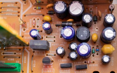 Moskova, Rusya, Eylül 2020: VCR içindeki detayları kapatın. Transistörler, mikroçipler, vesaire. Teknolojik soyut arkaplan.