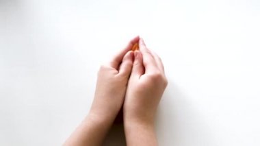  Bir peek-a-Boo oyunu. Avuç içleri açık ve içinde gözleri yerine kalpleriyle gülen sarı kedi şeklinde bir oyuncak var.