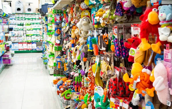 Moscú Rusia Septiembre 2019 Tienda Mascotas Estantes Con Juguetes Para —  Fotos de Stock