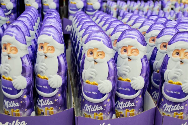 Moskva Ryssland November 2020 Närbild Massor Choklad Blinkande Jultomten Milka — Stockfoto