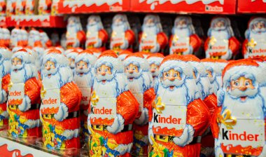 Moskova, Rusya, Kasım 2020: Bir sürü parlak turuncu ve kırmızı logolu Kinder çikolatalı Noel Baba maddesi.