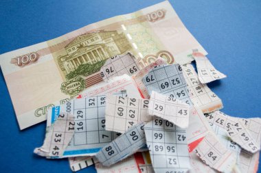 Moskova, Rusya, Temmuz 2020: Mavi arka planda 100 ruble banknotlu piyango biletleri. Rus Lotosu.