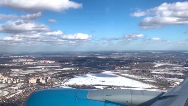 Голубой Самолет Пролетает Над Зимним Городом Москвой Вид Окна Голубое — стоковое видео