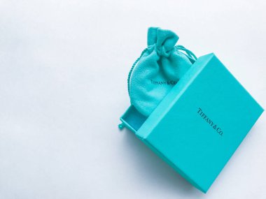 Moskova, Rusya, Ağustos 2019: Tiffany and Co. 'nun beyaz arka planda Tiffany ve Co. markası ile damgalanmış bir çanta ve kutu..