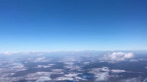 Blick Aus Dem Flugzeugfenster Blauer Himmel Wolken Unter Der Erde — Stockvideo