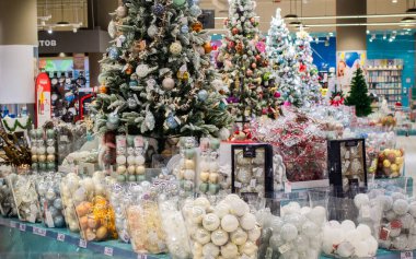 Moskova, Rusya, Kasım 2020: Süpermarkette büyük Noel süslemeleri satışı. Alışveriş salonu Noel ağaçlarıyla süslenmiş..