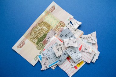 Moskova, Rusya, Temmuz 2020: Mavi arka planda 100 ruble banknotlu piyango biletleri. Rus Lotosu.