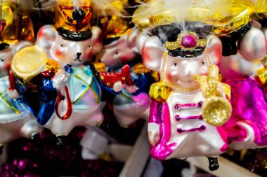 Fare şeklinde Noel cam süslemeleri. Askeri bando, fındıkkıran masalının kahramanları..