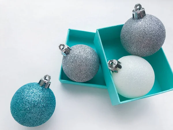 Close Van Glanzende Kerstballen Blauw Turquoise Witte Zilveren Kleur Met — Stockfoto