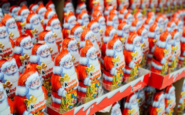 Moskova, Rusya, Kasım 2020: Bir sürü parlak turuncu ve kırmızı logolu Kinder çikolatalı Noel Baba maddesi.