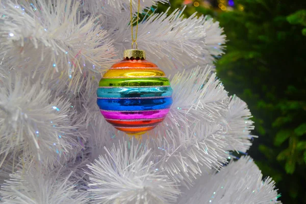 Ljust Glas Regnbåge Färgad Julboll Grannlåt Hängande Vit Konstgjord Julgran — Stockfoto