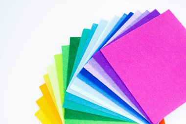 Keçeli kalemin kare parçaları gökkuşağının benzerliği üzerine bir renk spektrumuyla yayıldı: sondaki kırmızı, pembe, sarı, yeşil, mavi ve parlak menekşe tonlarından. Beyaz arka plan. Boşluğu kopyala.