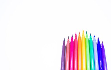 Fırça uçlu çok renkli işaretler, gökkuşağının renklerine göre sıralanmış. Beyaz arka plan. Yaratıcılık konsepti, çizim, parlak dünya, okula geri dönmek, çalışmak. Boşluğu kopyala.