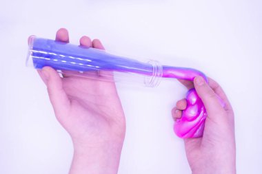 Oyunu birinin beyaz arka planında iki renkli, mavi ve pembe sümükle kapatıyoruz. Mukus ezilmiş, gerilmiş, koparılmış ve elle sıkılmış..