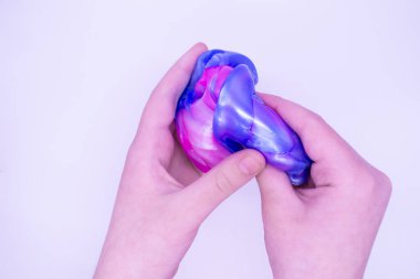 Oyunu birinin beyaz arka planında iki renkli, mavi ve pembe sümükle kapatıyoruz. Mukus ezilmiş, gerilmiş, koparılmış ve elle sıkılmış..