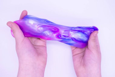 Oyunu birinin beyaz arka planında iki renkli, mavi ve pembe sümükle kapatıyoruz. Mukus ezilmiş, gerilmiş, koparılmış ve elle sıkılmış..