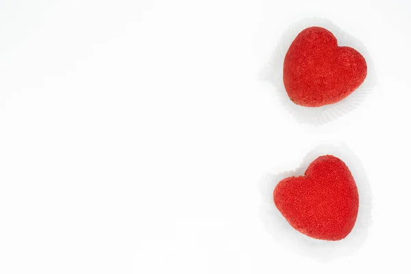 Pasteles Forma Corazón Color Rojo Brillante Sobre Fondo Blanco Copiar — Foto de Stock