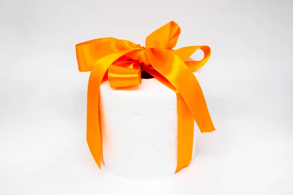 Rollo Blanco Perforado Papel Higiénico Suave Con Arco Naranja Brillante —  Fotos de Stock