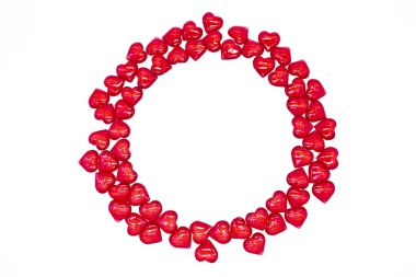 Parlak kırmızı kalpler parlaktır, cam beyaz arka planda yuvarlak bir çerçeve şeklinde yatar. Aşk kavramı, evlilik, düğün, Sevgililer günü, tutku.