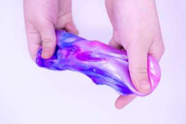 Oyunu birinin elinde beyaz bir arka planda iki renkli mavi ve pembe sümükle kapatıyoruz. Mukus ezilmiş, gerilmiş, koparılmış ve elle sıkılmış..