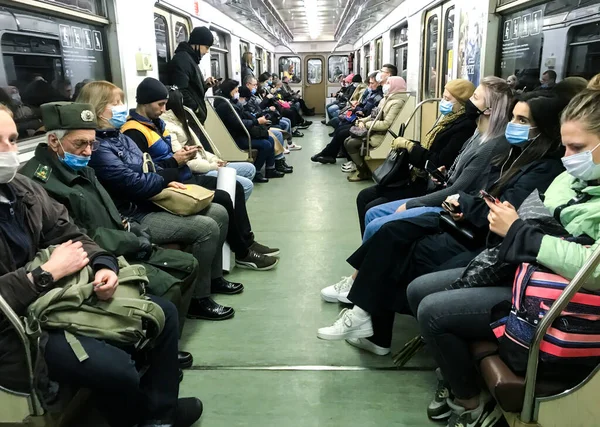 Moskova, Rusya, Ekim 2020: Bir metro vagonunda koruyucu maskeli yolcular. Bir salgın sırasında şehrin kuralları..