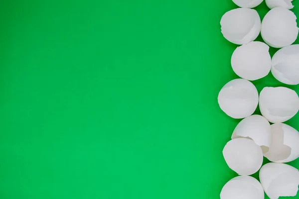 Montones Cáscaras Huevo Blancas Rotas Sobre Fondo Verde Izquierda Copiar — Foto de Stock