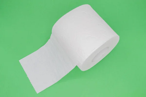 Yeşil Zemin Üzerinde Delik Olan Beyaz Tuvalet Kağıdı Rulosunun Üst — Stok fotoğraf