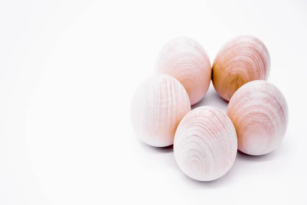 Pět Ručně Nemalovaných Dřevěných Vajec Bílém Pozadí — Stock fotografie