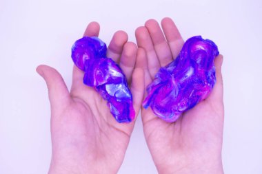 Oyunu birinin beyaz arka planında iki renkli, mavi ve pembe sümükle kapatıyoruz. Mukus ezilmiş, gerilmiş, koparılmış ve elle sıkılmış..