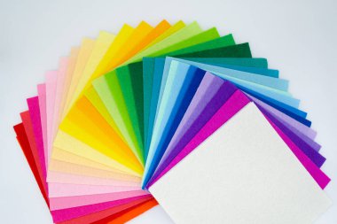 Keçeli kalemin kare parçaları gökkuşağının beyazdan kırmızıya benzerliği üzerine bir renk spektrumuyla yayılmış..