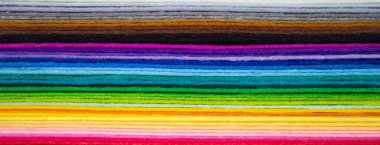 Gökkuşağı spektrumunun renklerine dizilmiş keçeli kumaş çarşaflarının pankartı.