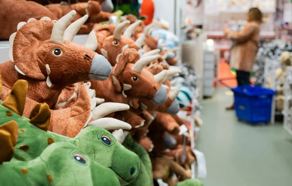 Close Van Speelgoeddinosaurussen Winkelschappen Wazige Shoppers Achtergrond — Stockfoto