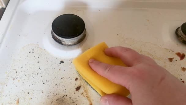 Ręka Żółtą Gąbką Myje Bardzo Brudną Tłustą Powierzchnię Pieca Gazowego — Wideo stockowe