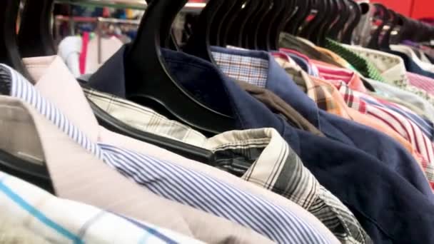 Movimiento Cámara Largo Una Fila Enormes Cantidades Camisas Colores Perchas — Vídeos de Stock