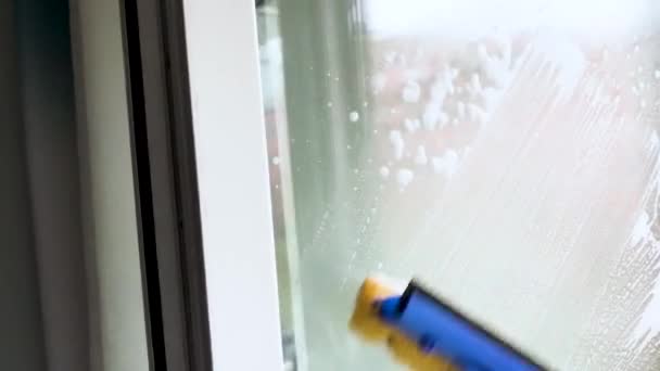 Καθαρισμός Υαλοπίνακα Παραθύρου Οικιακή Εργασία Ειδική Squeegee Πολλά Σαπούνια Suds — Αρχείο Βίντεο